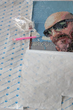 Toile de diamond painting personnalisée, film protecteur partiellement retiré pour découvrir la surface pré-encollée