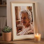 Portrait de grand-mère en tableau de diamants personnalisé, encadré et posé sur un meuble avec une bougie